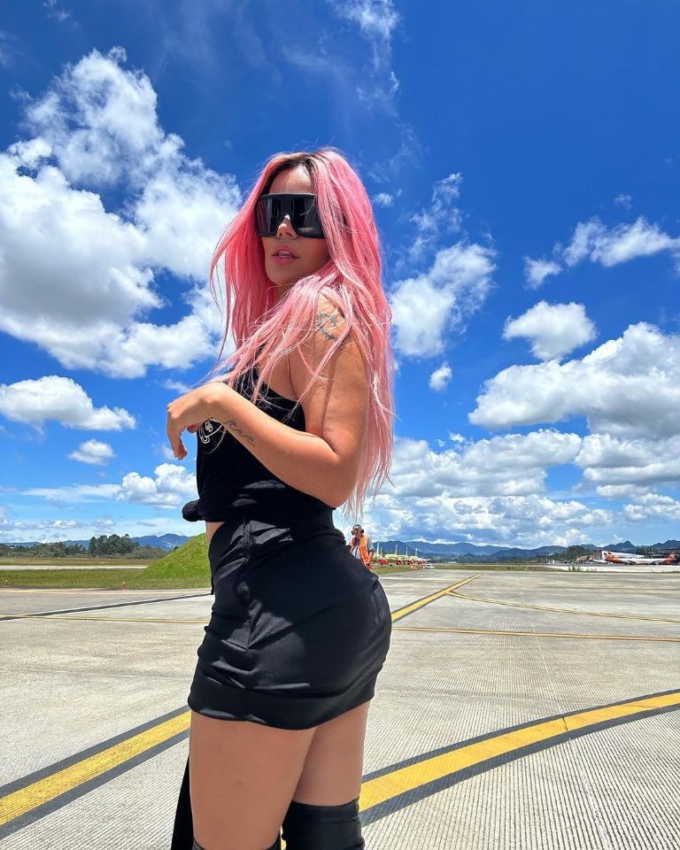 Outfits de Karol G lindos para el calor minifalda