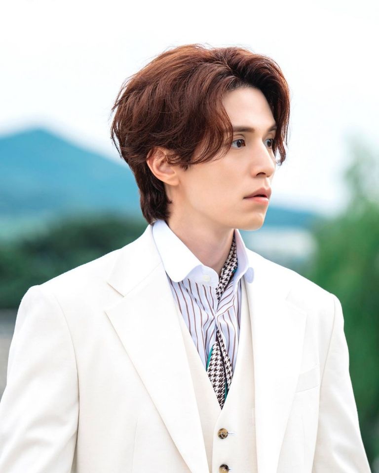 Fotos del guapo actor de doramas coreano Lee Dong Wook en traje saco blanco