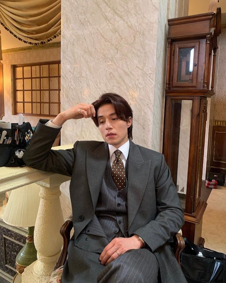 Fotos del guapo actor de doramas coreano Lee Dong Wook en traje cansado