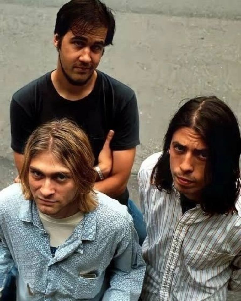 About A Girl es una canción de Kurt Cobain que relata la historia de una relación amorosa fracturada