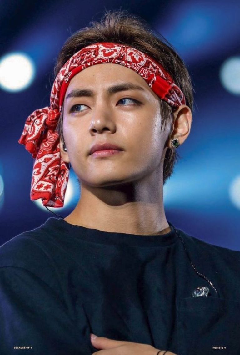 V de BTS es uno de los idols que han sufrido whitewashing y le cambiaron el color de piel bandana en la cabeza