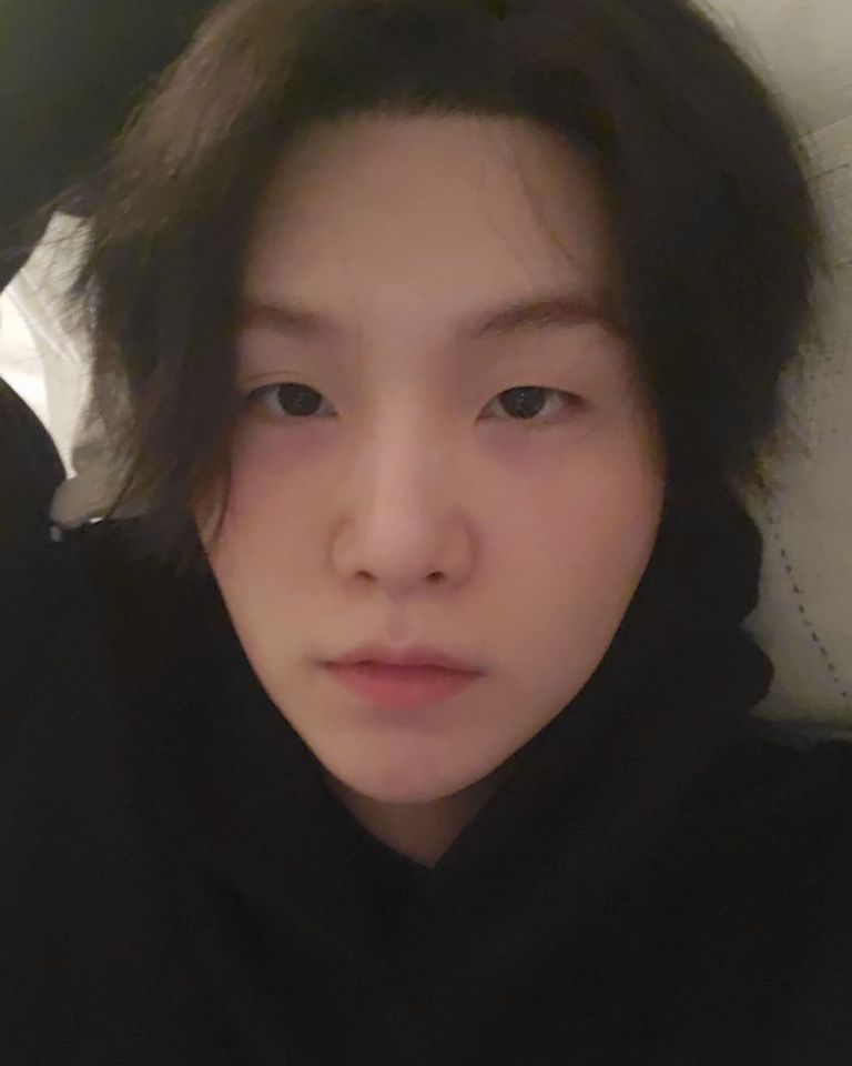 Suga de BTS demuestra que su belleza es natural y no necesita maquillaje descansando