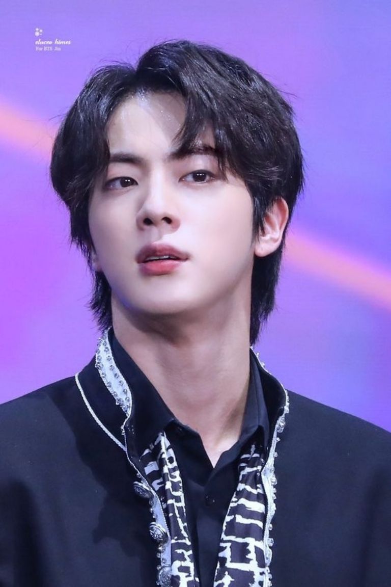 fotos de jin donde se ve guapo con cabello negro