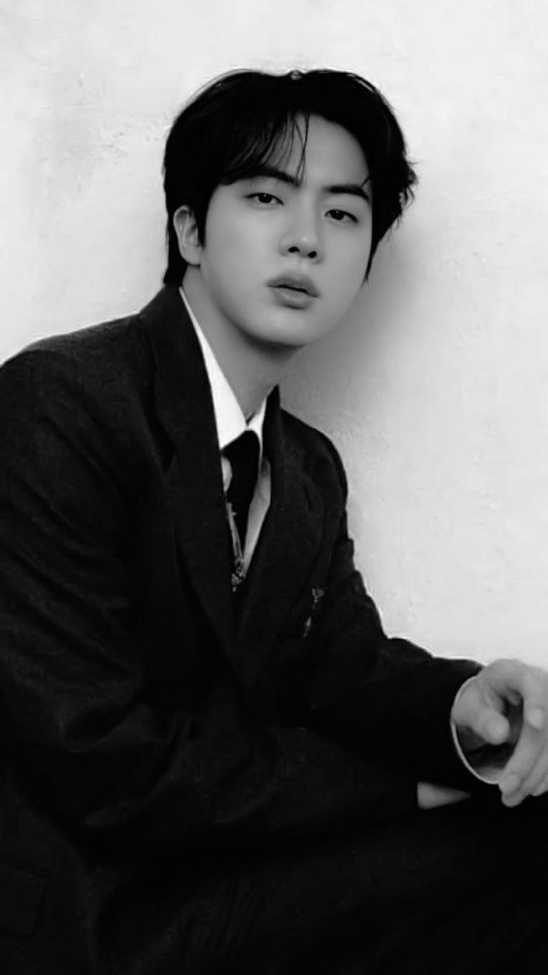 fotos de jin donde se ve guapo con cabello negro