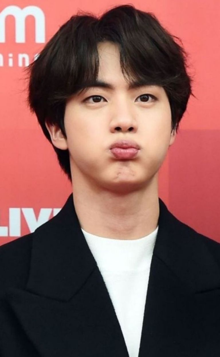 fotos de jin donde se ve guapo con cabello negro