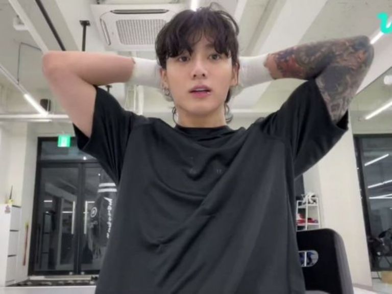 Fotos de los tatuajes de Jungkook de BTS en el brazo haciendo ejercicio