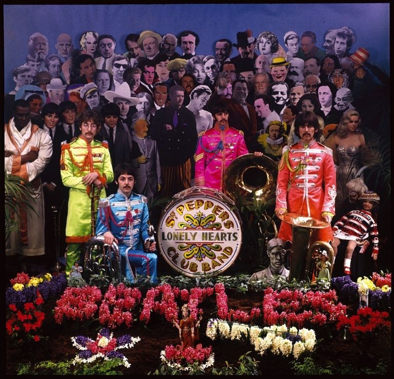 Sgt Peppers Lonely Hearts Club Band es la portada más icónica de The Beatles conoce su significado