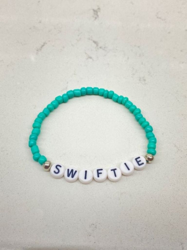 Saca inspiración con estas ideas para hacer tus friendship bracelets para el concierto de Taylor Swift Nombre del fandom