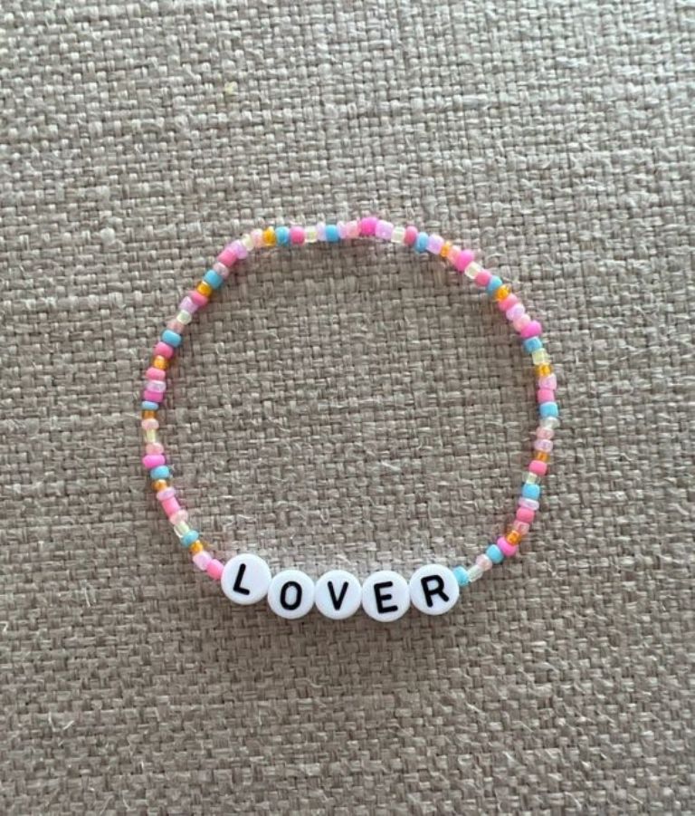 Saca inspiración con estas ideas para hacer tus friendship bracelets para el concierto de Taylor Swift nombres de canciones