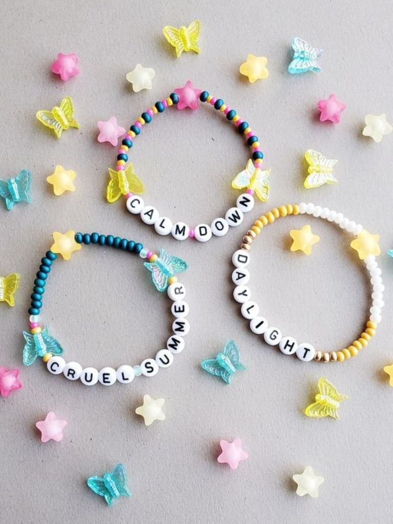 Saca inspiración con estas ideas para hacer tus friendship bracelets para el concierto de Taylor Swift Figuras diferentes