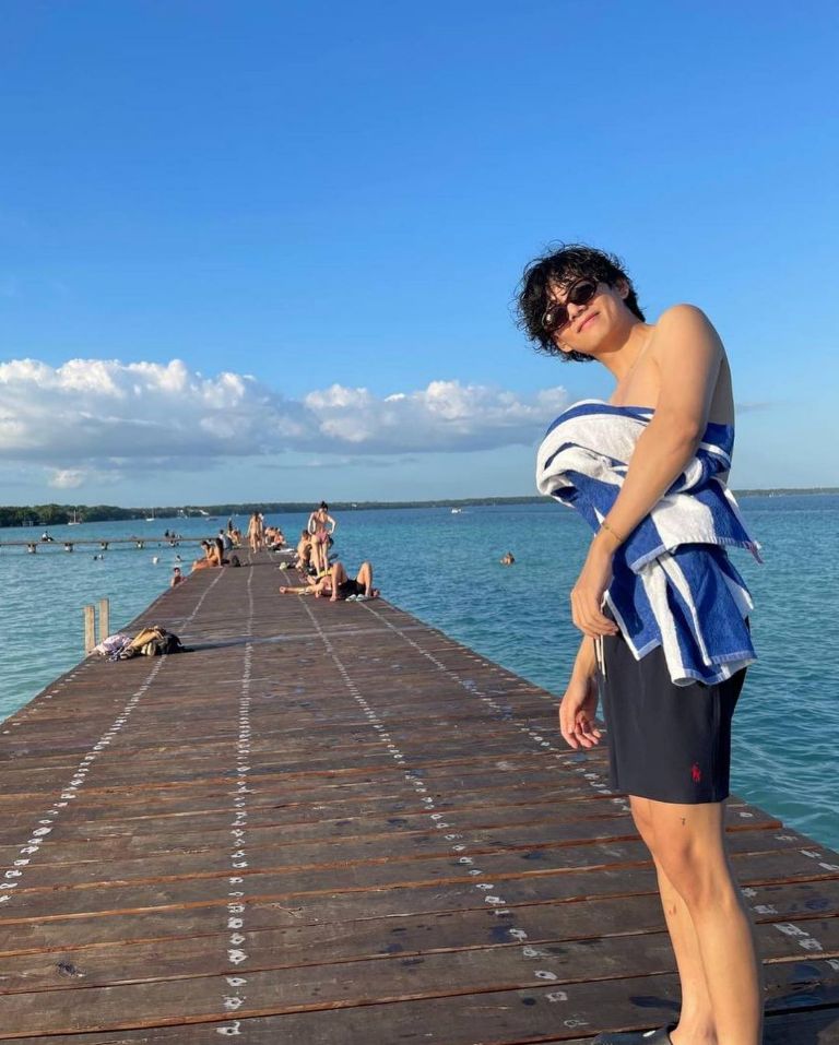 Haz pasar a V de BTS como tu novio con estas fotos boyfriend material de vacaciones