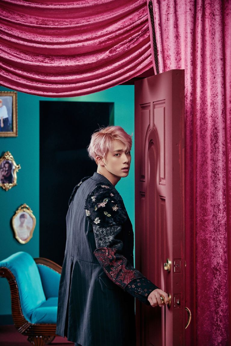 Jin ha llevado el color rosa hasta en el pelo el idol de BTS luce bastante guapo con este tono