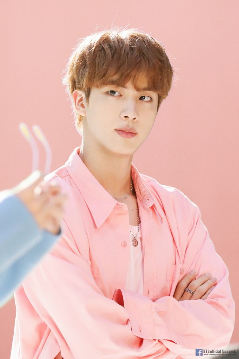 El guapo de Jin de BTS luce aún mejor con el color rosa