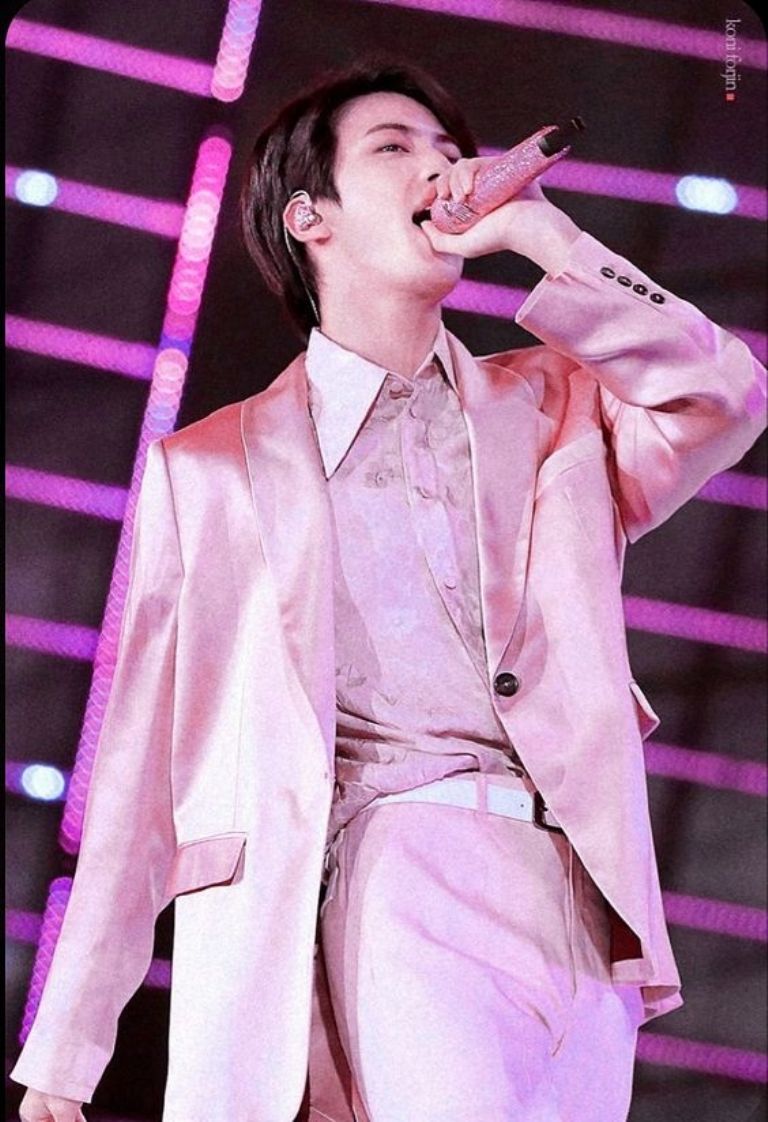 El color rosa hace que Jin de BTS luzca más guapo de lo normal