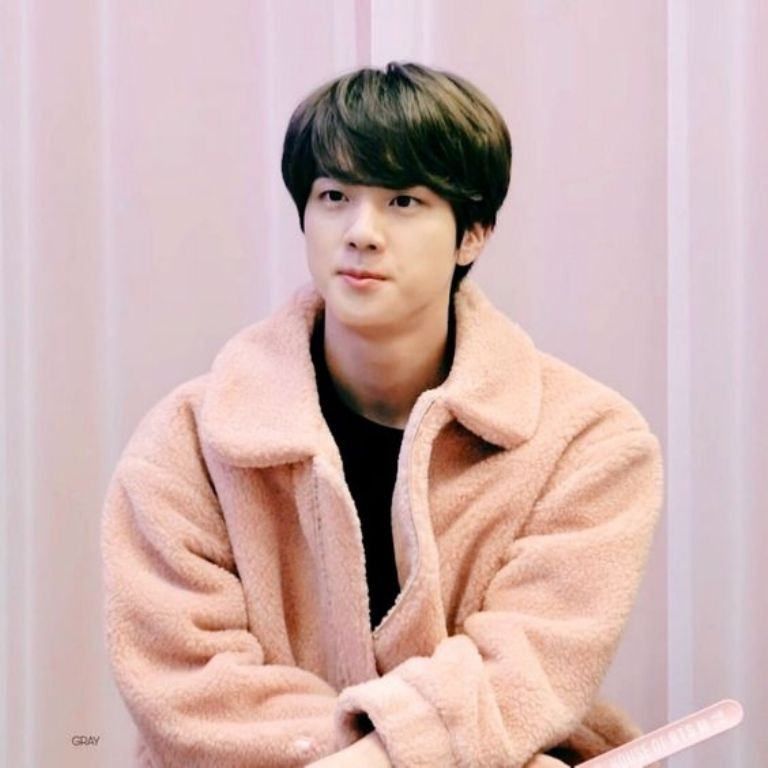 Jin de BTS es aún más guapo si lo vemos vistiendo color rosa