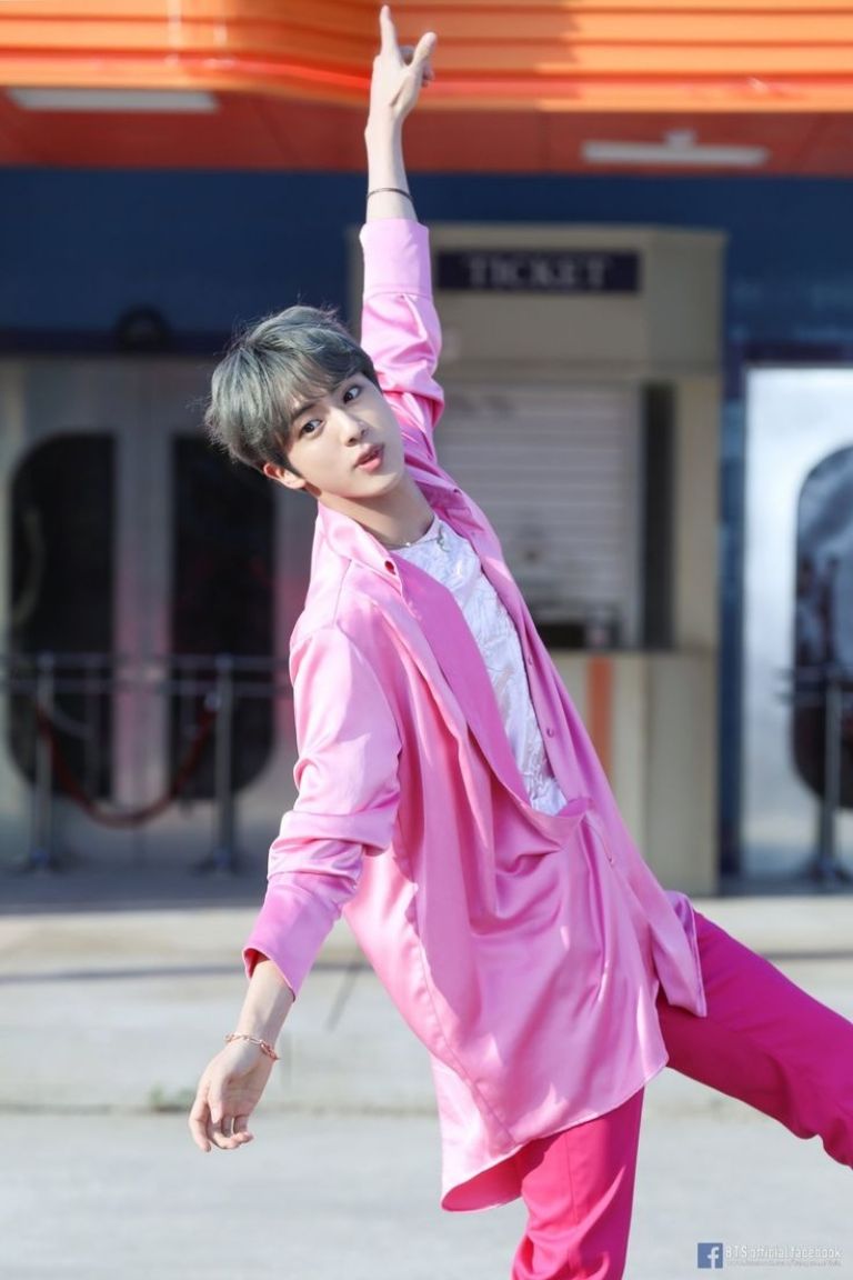 Jin de BTS se ve bastante guapo con el color rosa