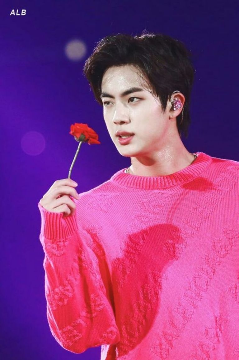 El rosa es el color de Jin de BTS y lo hace ver bastante guapo