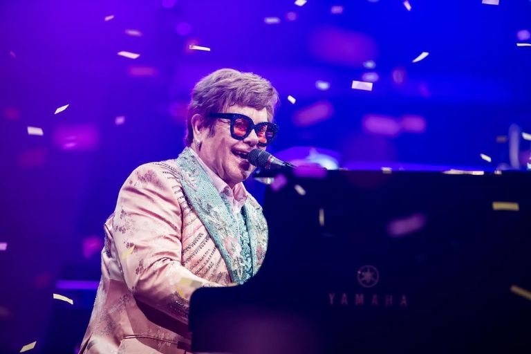 Elton John fue hospitalizado de emergencia luego de sufrir una caída en su casa en Niza