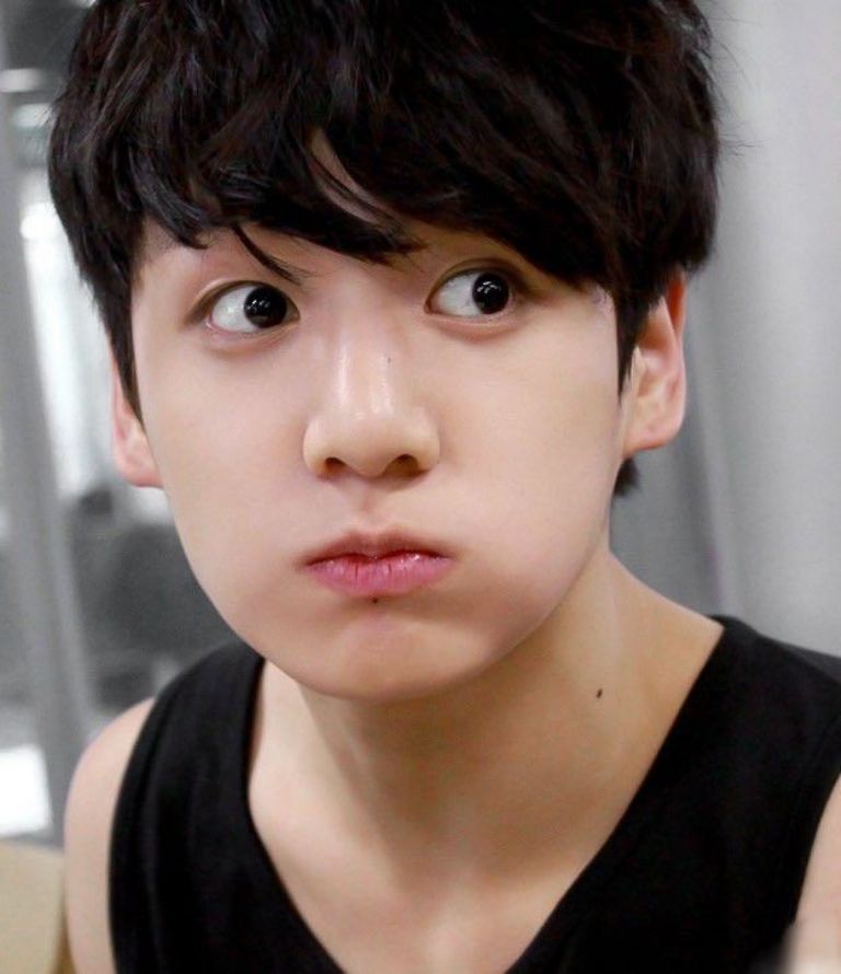 Los ojos de Bambi de Jungkook hacen que se vea bastante bonito y estas fotos del integrante de BTS lo demuestran