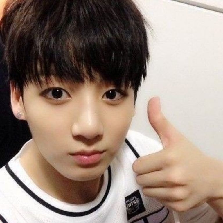 Desde el debut de BTS Jungkook mostró lo bonito que luce con sus ojos de Bambi y estas fotos lo demuestran