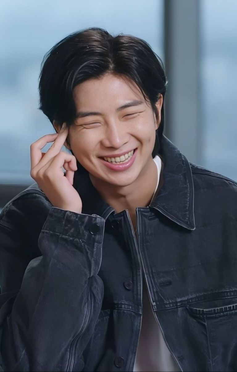 La sonrisa de RM se vuelve más bonita con sus hoyuelos y estas fotos del idol de BTS nos encantan