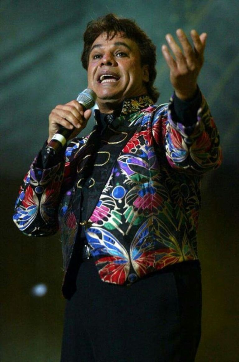 Juan Gabriel tiene varias canciones que son ideales para mamá