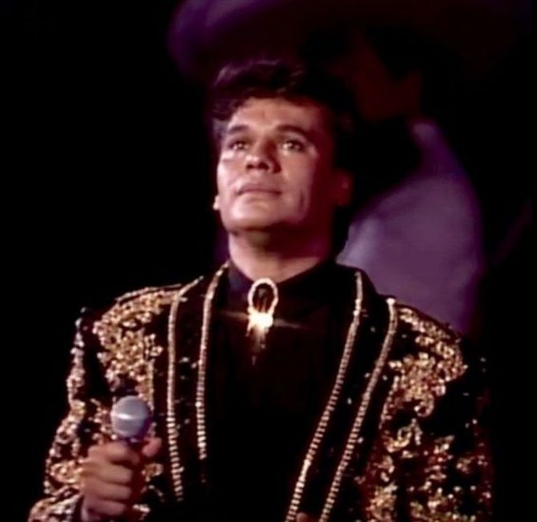 Si buscas canciones para mamá checa estos temazos de Juan Gabriel