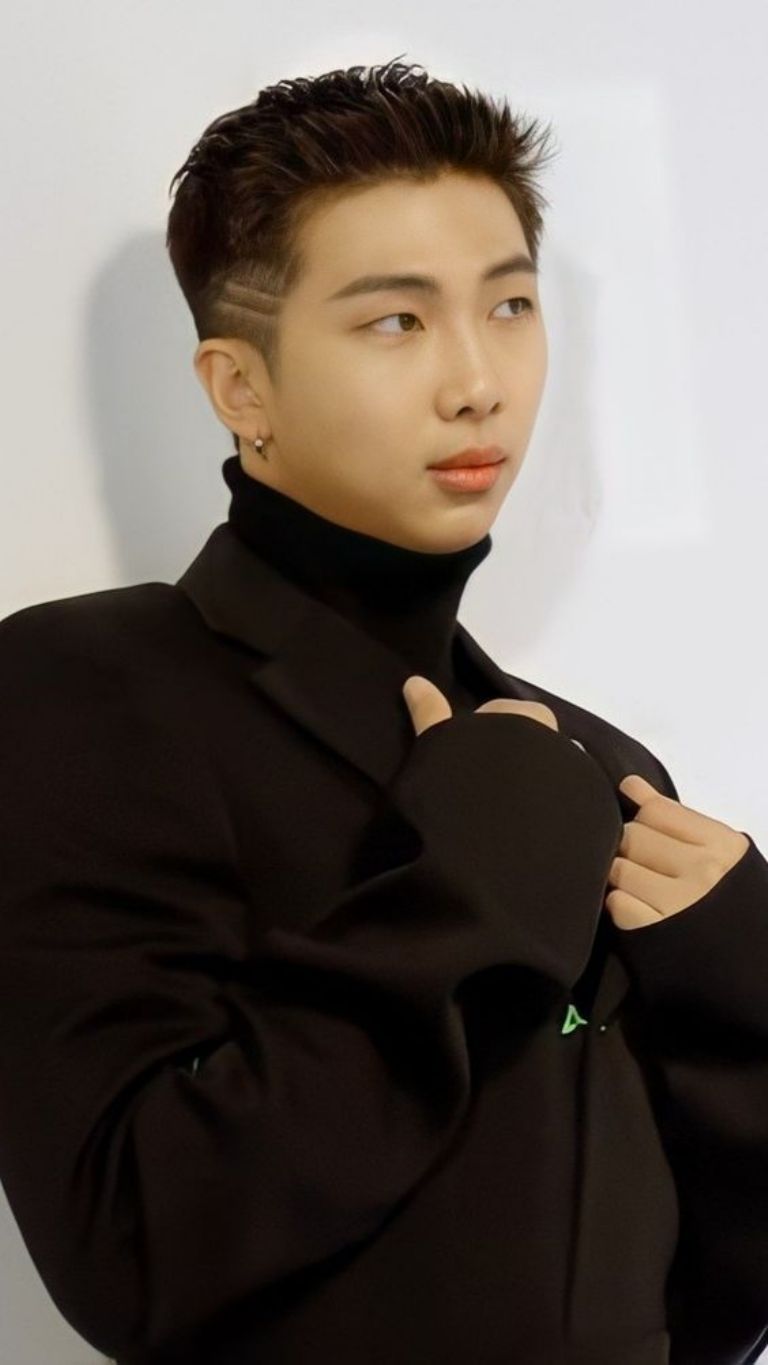 RM el líder de BTS nos demuestra con estas fotos en donde se ve guapo que el cabello corto es lo suyo