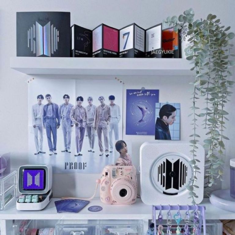 ideas decorar cuarto posters de BTS con plantas 