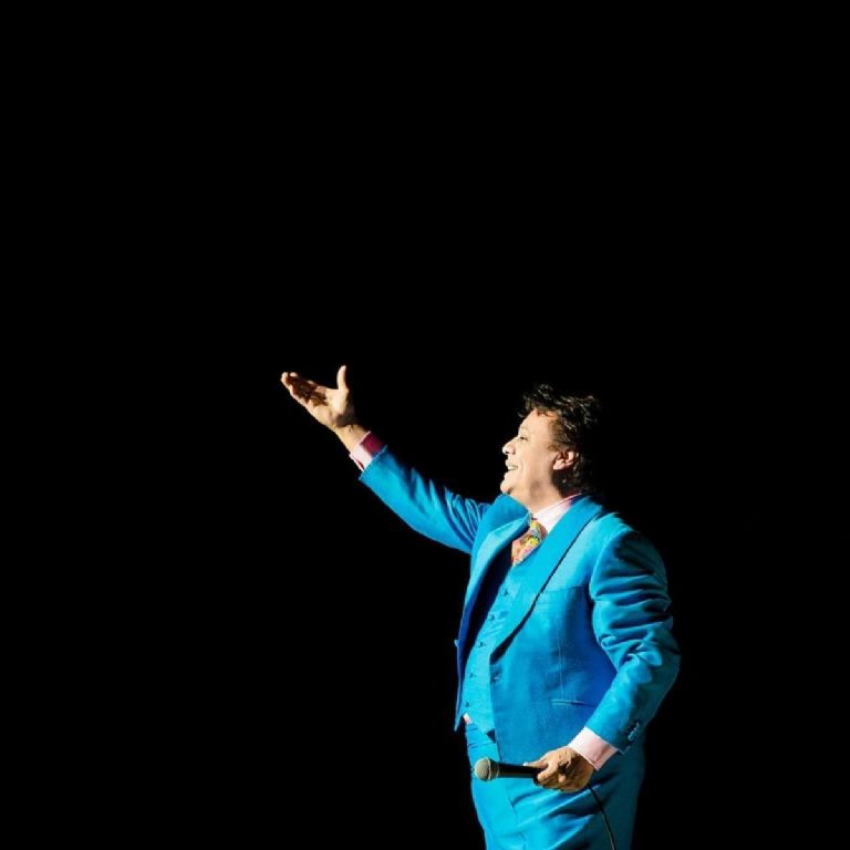 Juan Gabriel tiene las mejores canciones para cantar en la regadera