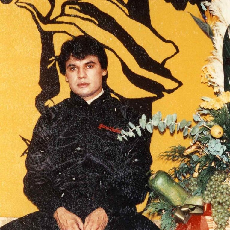 Si quieres cantar en la regadera las canciones de Juan Gabriel son ideales