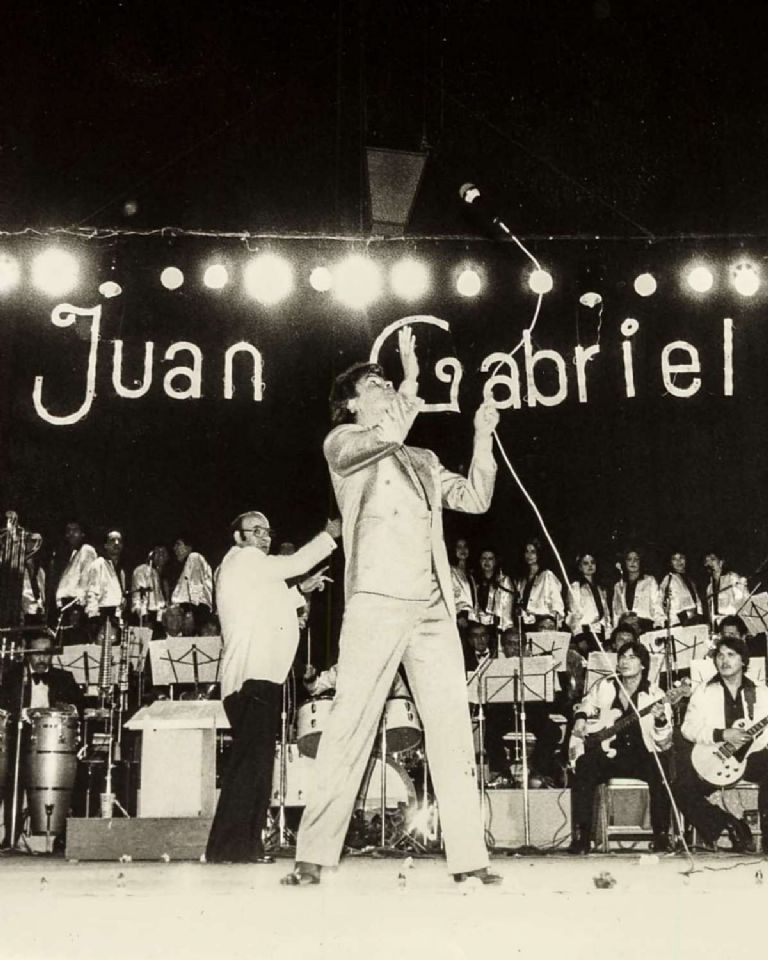 Estas canciones de Juan Gabriel te harán cantar en la regadera