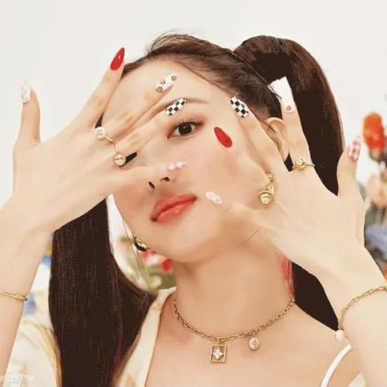 El diseño de uñas de las idols de kpop no puede faltar en tu manicura