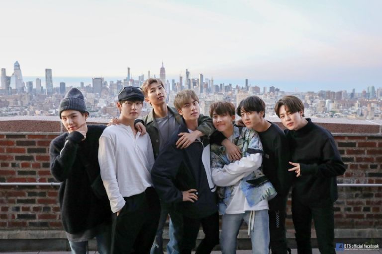 BTS te ayuda a levantar tu ánimo con sus canciones felices