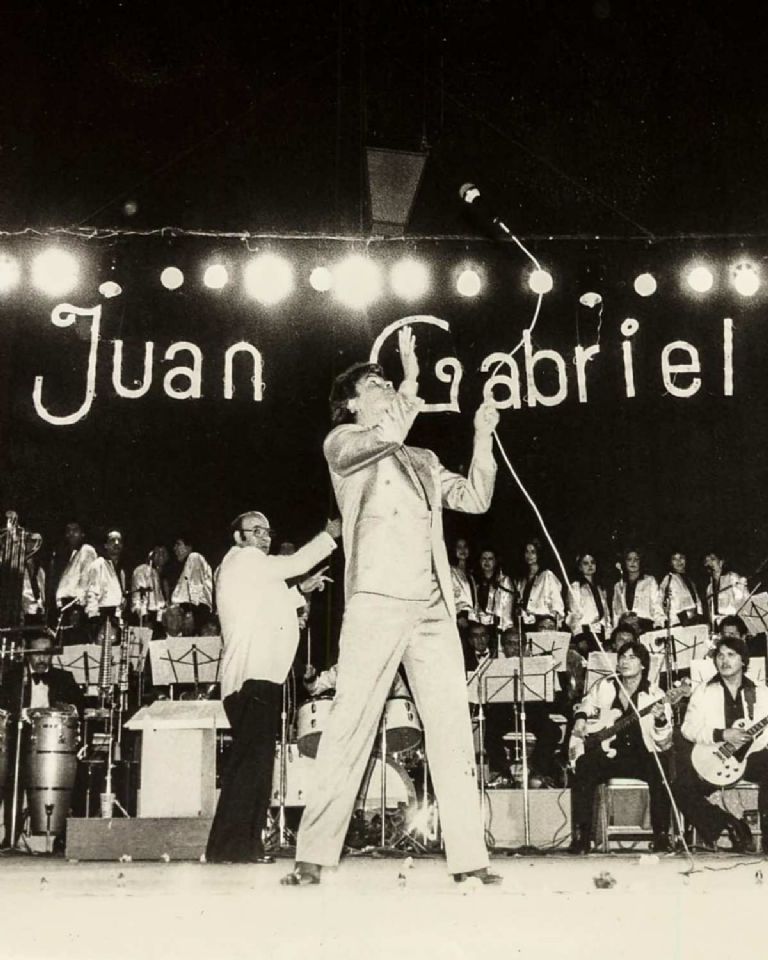 Estas canciones de Juan Gabriel son para escuchar música mientras vas a lavar el baño