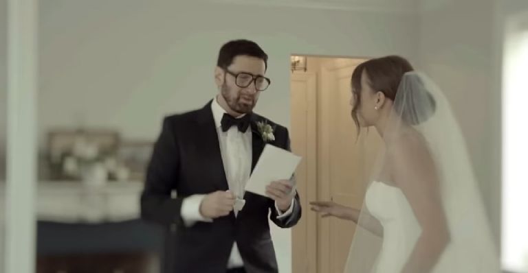 Eminem se conmueve al ver a su hija vestida de novia en el video de Temporary