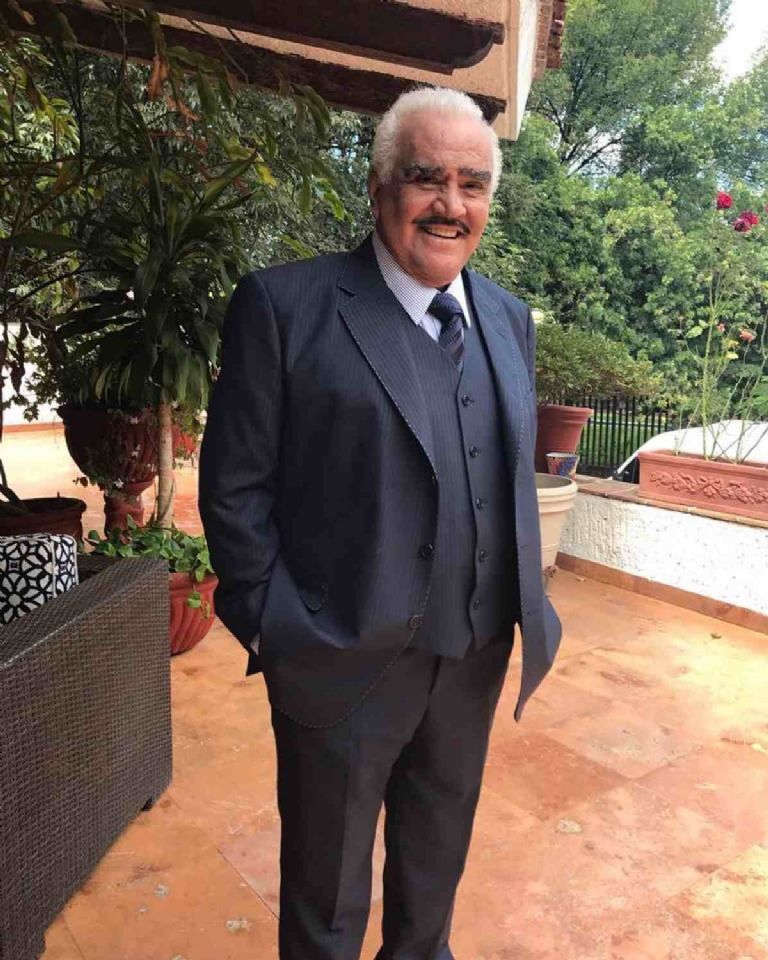 Los enamorados pueden dedicar la canciones de Vicente Fernández