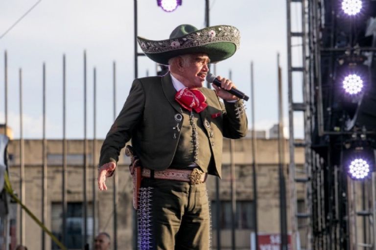 Las canciones de Vicente Fernández las pueden dedicar los enamorados