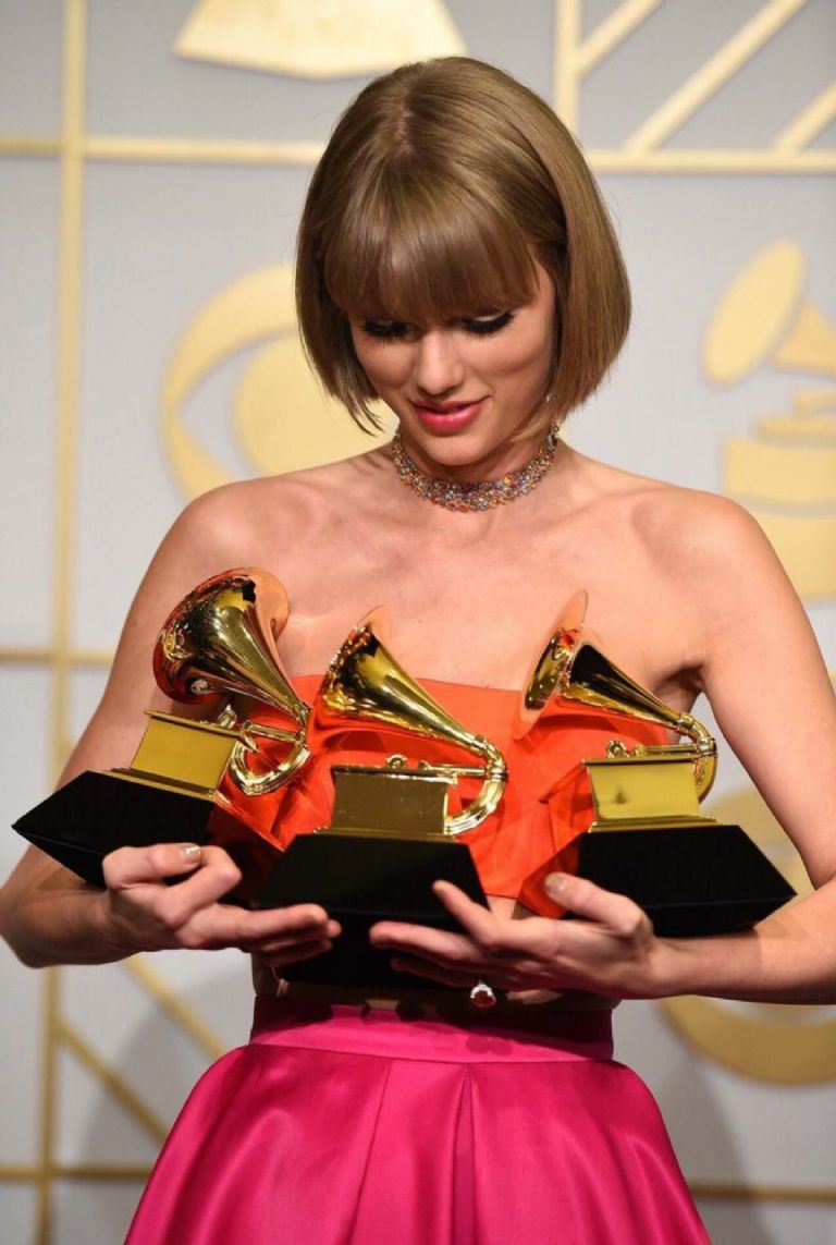 Taylor swift ganando premios grammys