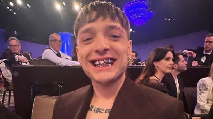 ¿Cuánto cuesta la dentadura de Peso Pluma? Así lucieron sus dientes en los Grammys 2024