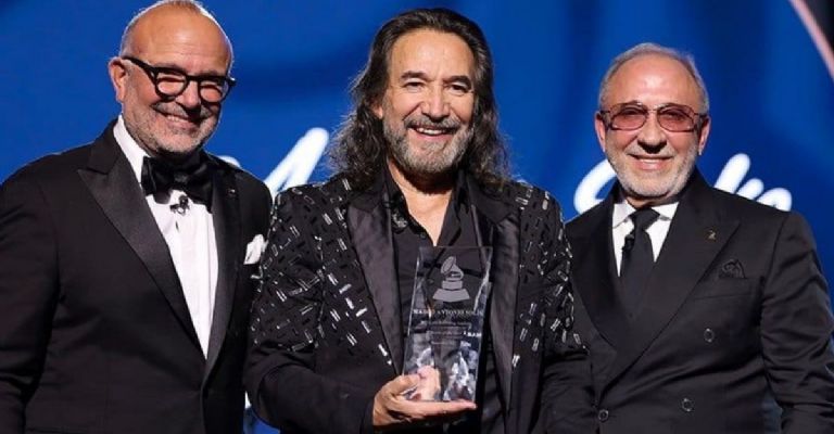 marco antonio solís ganando un premio en la música