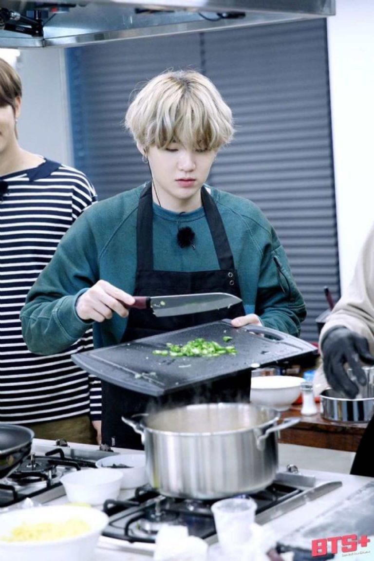 Tienes que incluir fotos de Suga cocinando a tus photocards de BTS