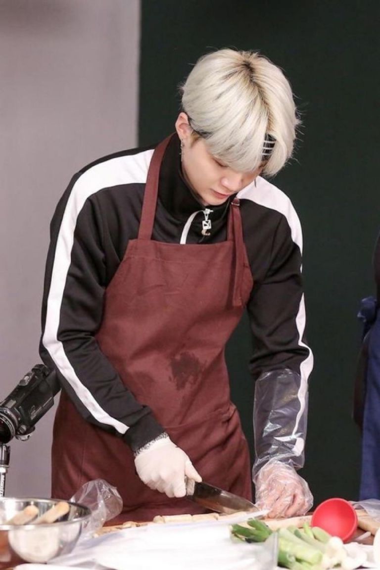 Las photocards de BTS deben de tener fotos de Suga cocinando