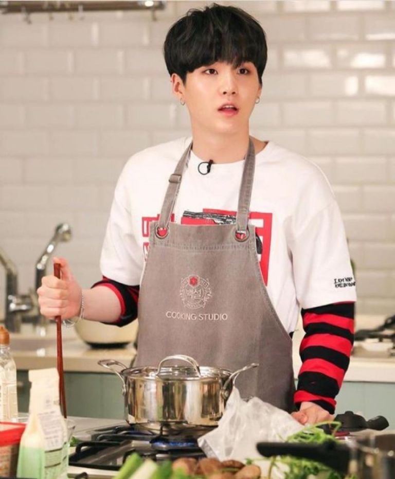 Estas fotos de Suga de BTS cocinando deben de estar en tu colección de photocards