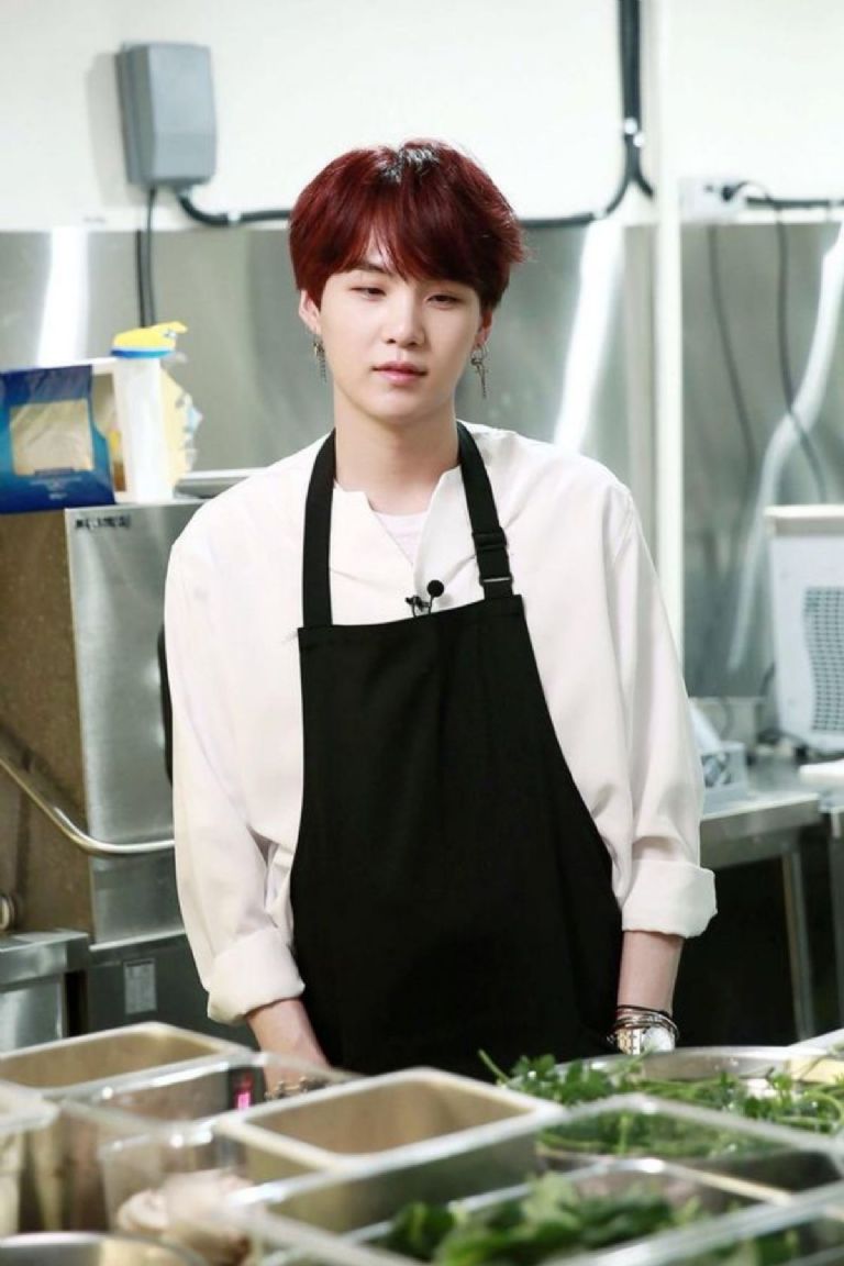 Incluye en tus photocards de BTS estas fotos de Suga cocinando