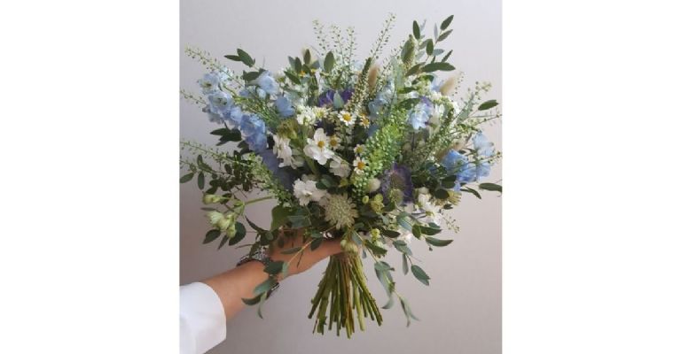 ramo de flore azules y blancas