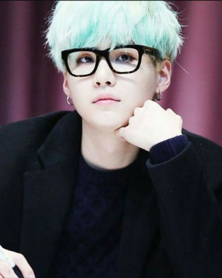 Tienes que imprimir estas fotos de Suga con el cabello menta en tus photocards