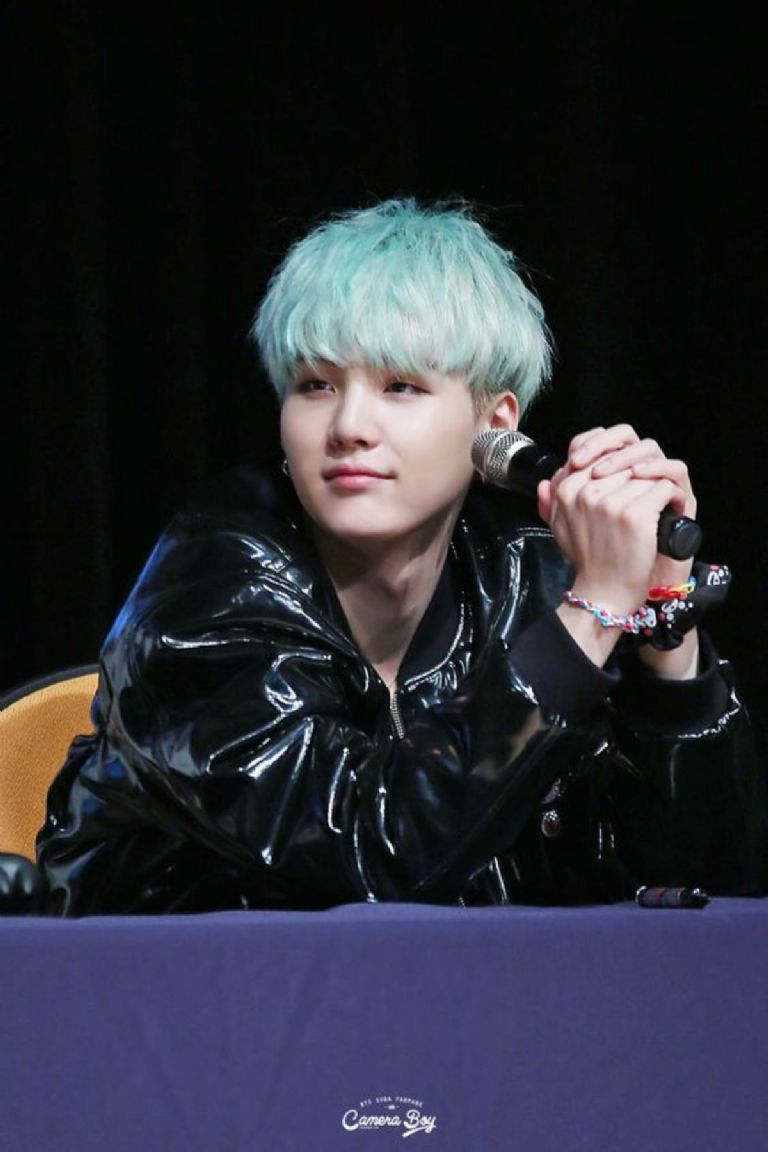 Puedes imprimir a Suga con el cabello menta en tus photocards