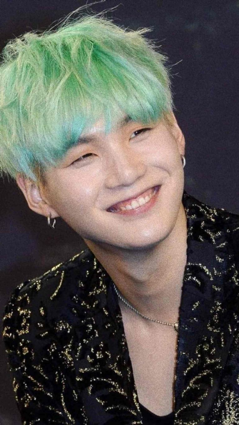 En tus photocards debes de imprimir a Suga con el cabello menta