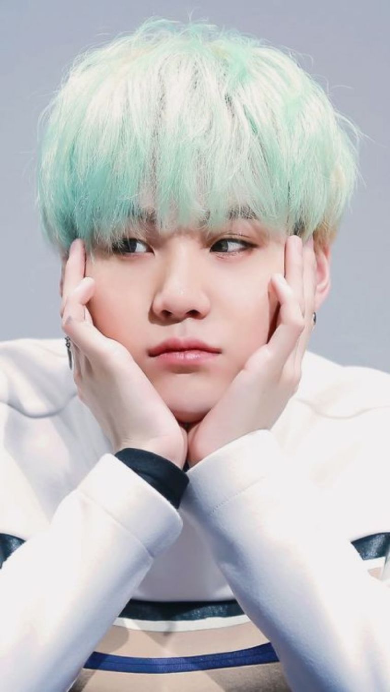 Tienes que imprimir en tus photocards a Suga con el cabello menta